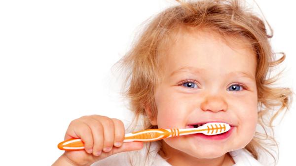 Pulizia denti bambino