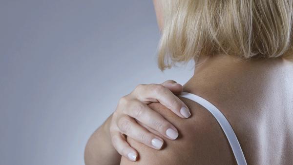 Infiammazione della spalla: come trattarla e riprendere la piena funzionalità