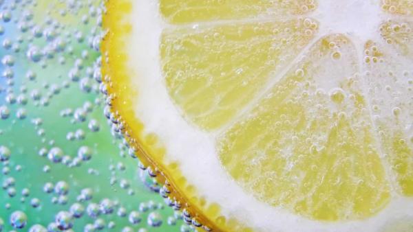 Limone per disinfettare il cibo crudo