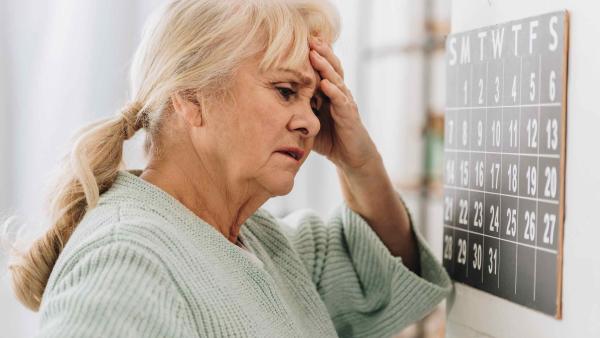Donna anziana con difficoltà nel linguaggio, sintomo iniziale di afasia